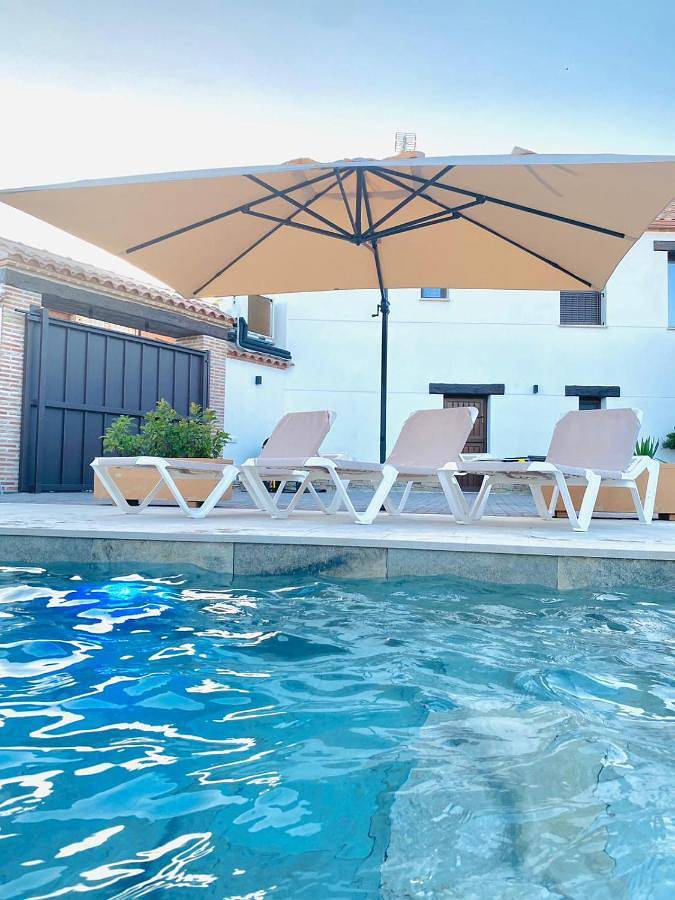 Location de vacances pour 17 personnes, avec Terrasse et Jardin ainsi que Piscine et Vue à Gálvez