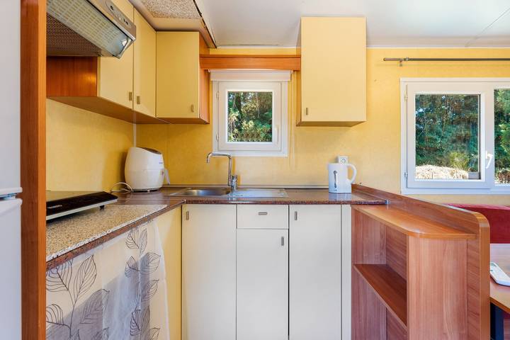Mobile Home "In Provence" with Private Terrace, Wi-Fi, and Air Conditioning in Eyragues, Arles region