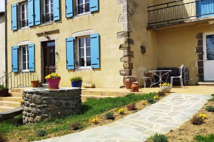 Location de vacances pour 14 personnes, avec Balcon et Jardin à Domeyrat