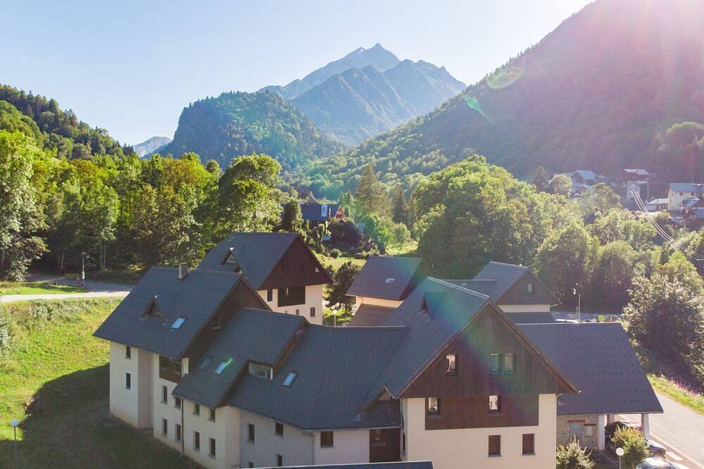 Tranquil Alpine Nest: Family Apartments Close to Nature & Outdoor Activities in Saint-Colomban-des-Villards, Saint-Jean-de-Maurienne region