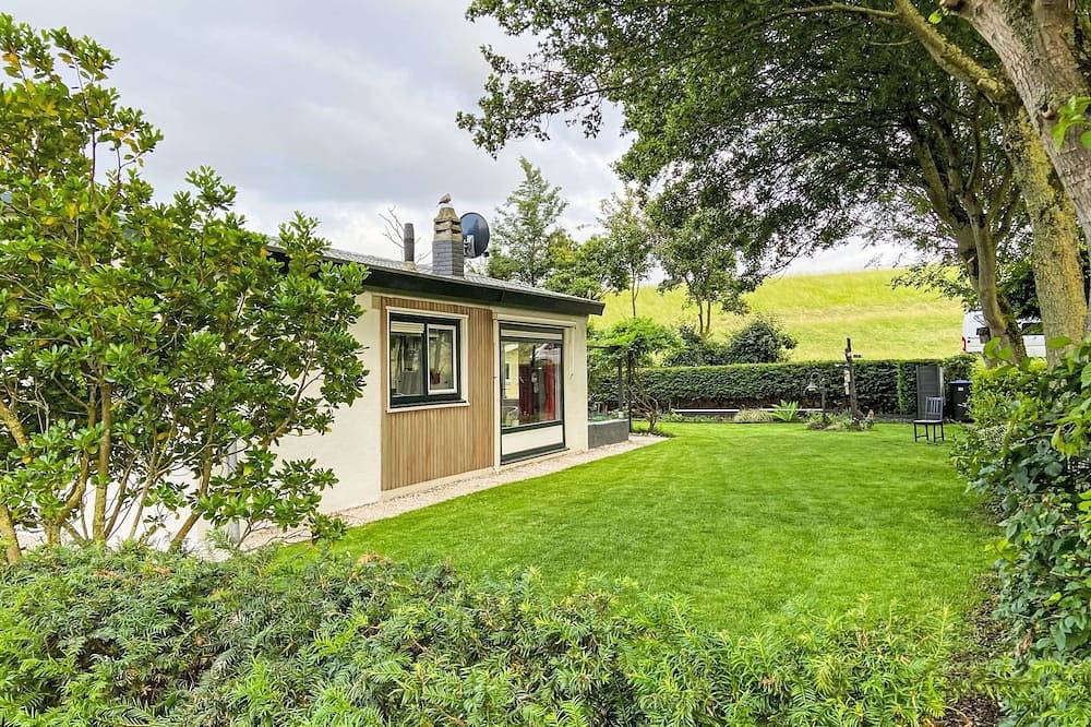Kleine woning met tuin direct achter de dijk in Nederlandse Noordzeekust