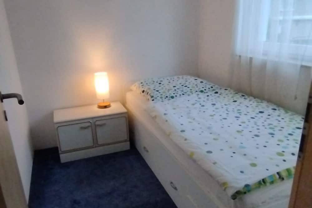 Mitten im Grünen - Haus mit 3 Schlafbereichen, Terrasse und großem Pool in Glien, Ruppiner Seenland