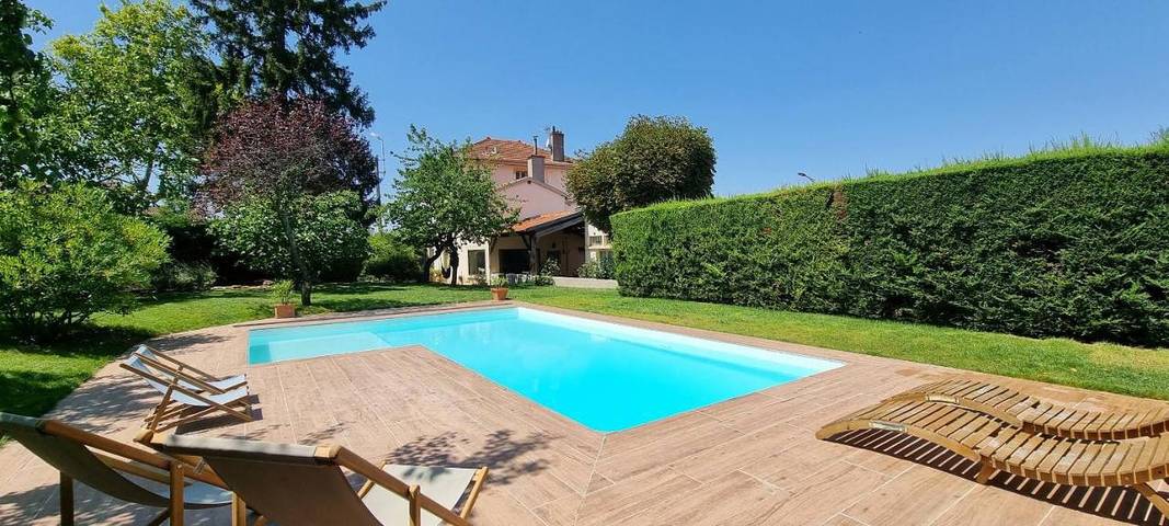 Location de vacances pour 18 personnes, avec piscine ainsi que jardin et jacuzzi à Rillieux-la-Pape
