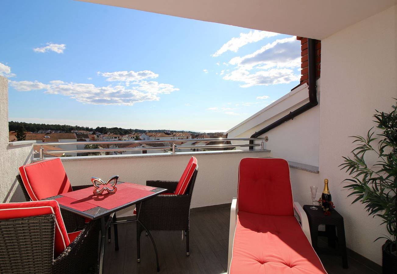 Ganze Wohnung, Charmante Dachgeschosswohnung mit Meerblick und Blick auf die Altstadt von Porec in Poreč, Grad Poreč