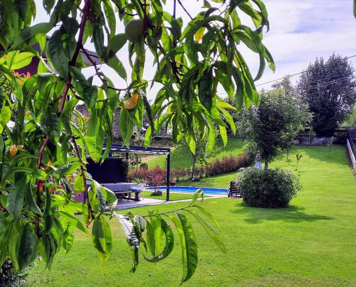 Casa de vacaciones para 4 personas, con vistas además de piscina y jardín - 1