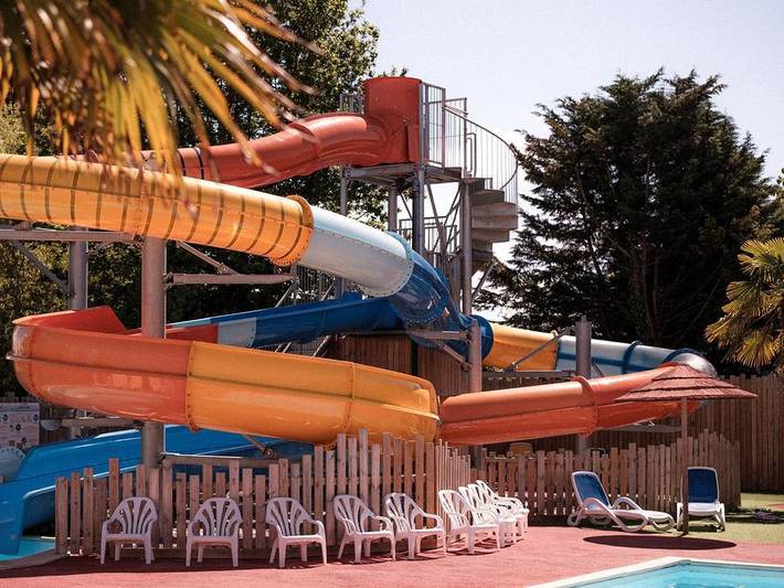 Camping pour 8 personnes, avec Terrasse et Bassin pour enfant à Landevieille