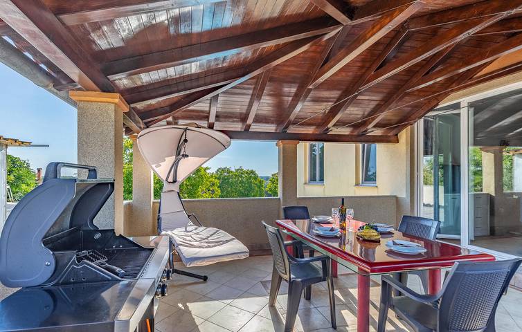 Ganze Ferienwohnung, Gemütliche Ferienwohnung mit Terrasse, WLAN und Parkplatz in der Nähe des Stadtzentrums von Sisan in Sisan, Südküste Istrien