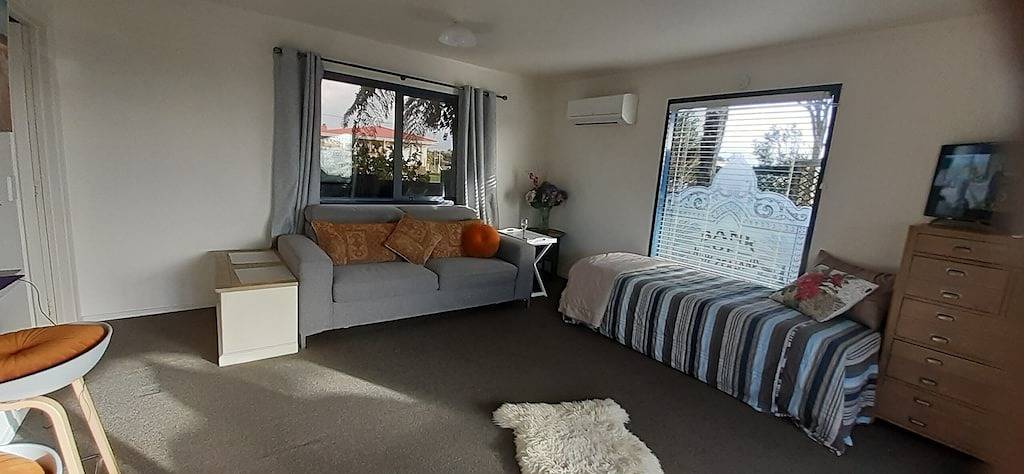 Seaside, on bike trail with free fibre and streaming. Double glazed comfort.\n in West Coast (Neuseeland)