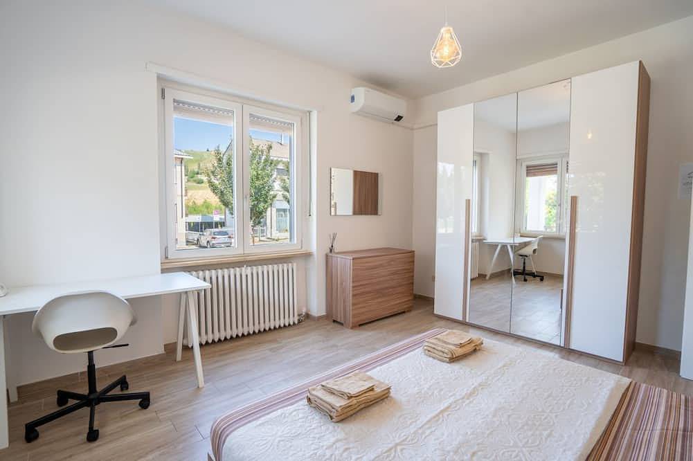 [Privater Parkplatz] mit Blick auf den Berg in Alba, Langhe