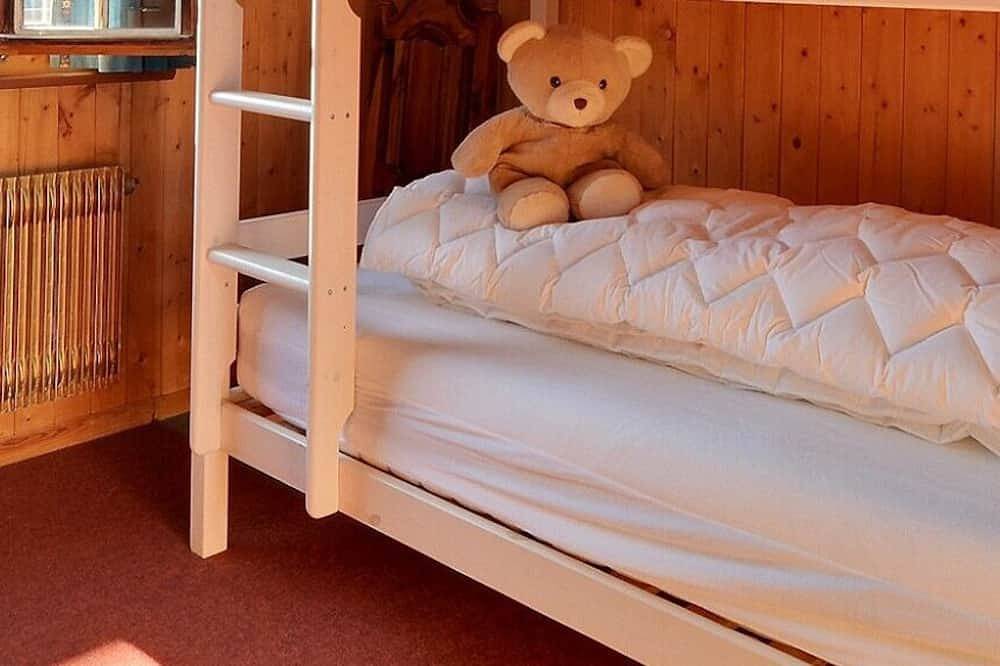 Chalet de confort moyen sur 2 étages pour 8 personnes, salon avec cheminée, cuisine séparée avec lav in Grimentz, Anniviers