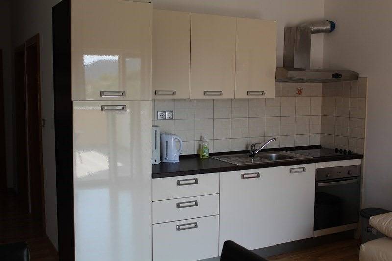 Ganze Wohnung, Apartment mit Terrasse und gemeinsam Grill in Primosten, Šibenik-Knin