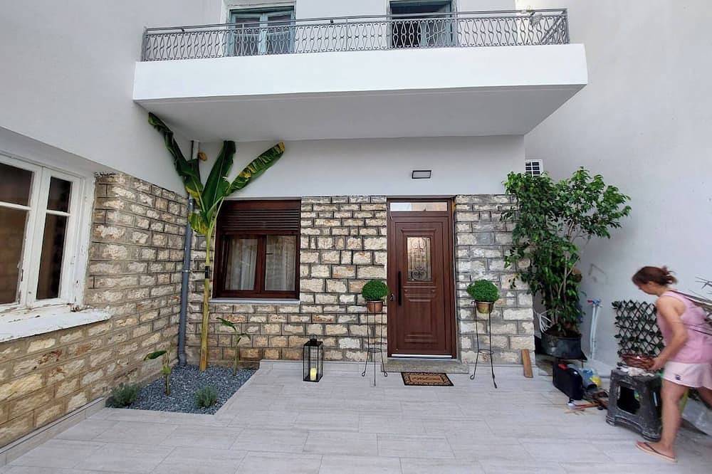 Stone-built 80 m2 2bedroom villa in Preveza center with private garden & Parking in Preveza, Preveza Regionalbezirk