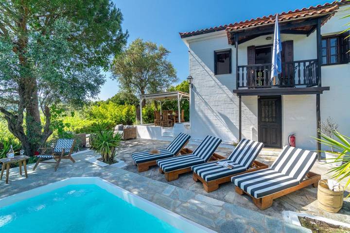 Villa per 4 persone, con piscina e panorama nonché giardino a Skiathos