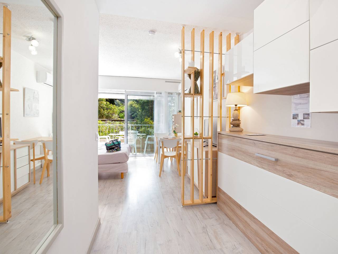 Studio entier, Studio Climatisé pour 3, Face Est, à 50m Plage et Proche Commerces in Saint-Raphaël, Massif de l'Esterel