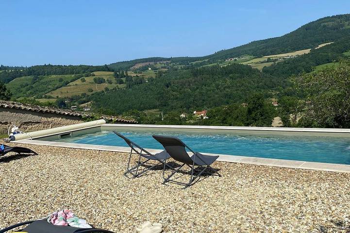 Gîte pour 8 personnes, avec terrasse ainsi que jardin et piscine, animaux acceptés à Ouroux - 4