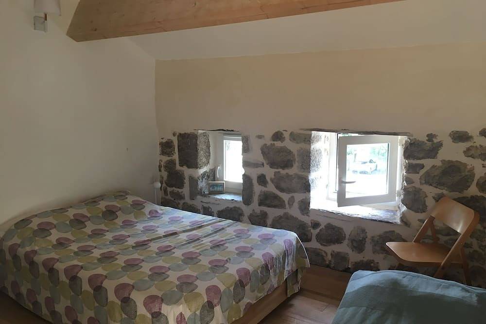 Typical renovated house, magnificent view, well equipped. Sleeps 10. in Malarce-sur-la-Thines, Parc naturel régional des Monts d'Ardèche
