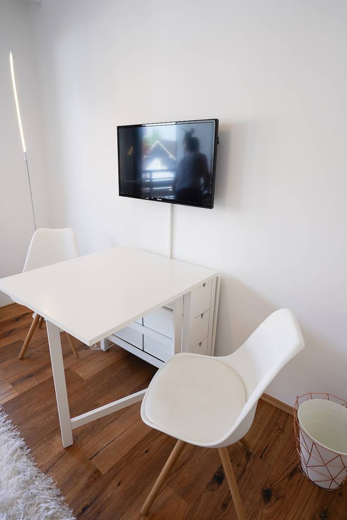 Entire studio, Studio Apartment 'Central and Nature Nearby' with Mountain View, Balcony and Wi-Fi in Penzberg, Pfaffenwinkel