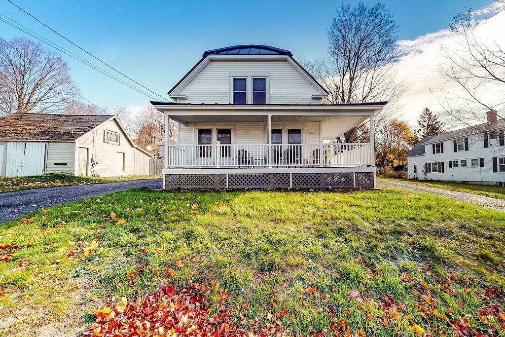 Lakeview Getaway - Trailer Parking, Walk to Ramp, Dogs Welcome & High-Speed Wifi in Greenville (ME), Moosehead Lake