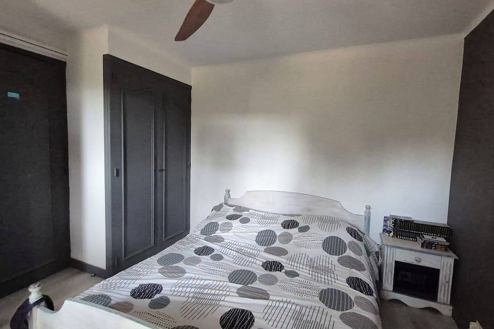 Villa with swimming pool for 10 people in the Alpilles in a pine forest of 5000 m2 in Eyguières, Arles region