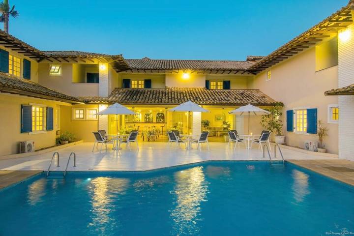 Pousadas para 3 pessoas, com balcão e piscina e ainda sauna na Praia Brava RJ