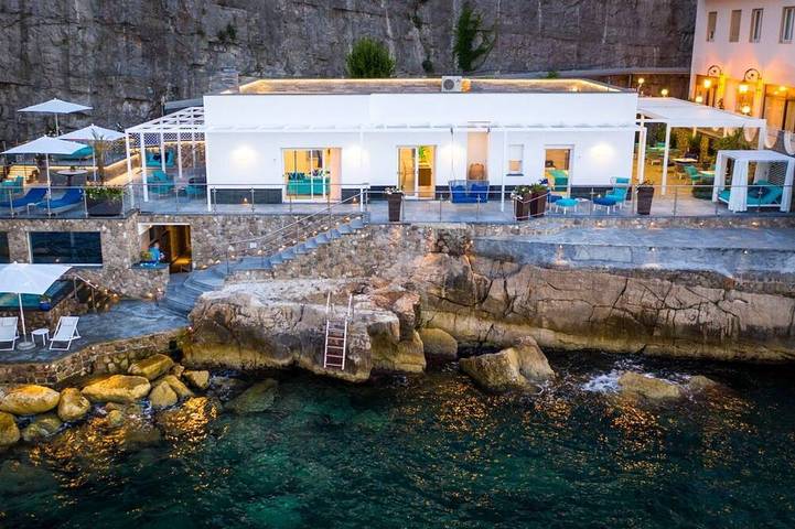 Villa with pool for 8 people, with hot tub and pool as well as garden in Sorrento