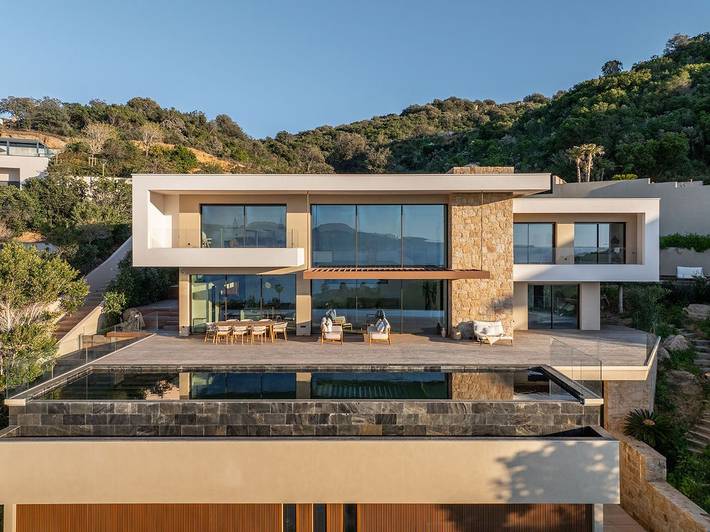 Location de vacances pour 8 personnes, avec piscine et jardin à Pietrosella