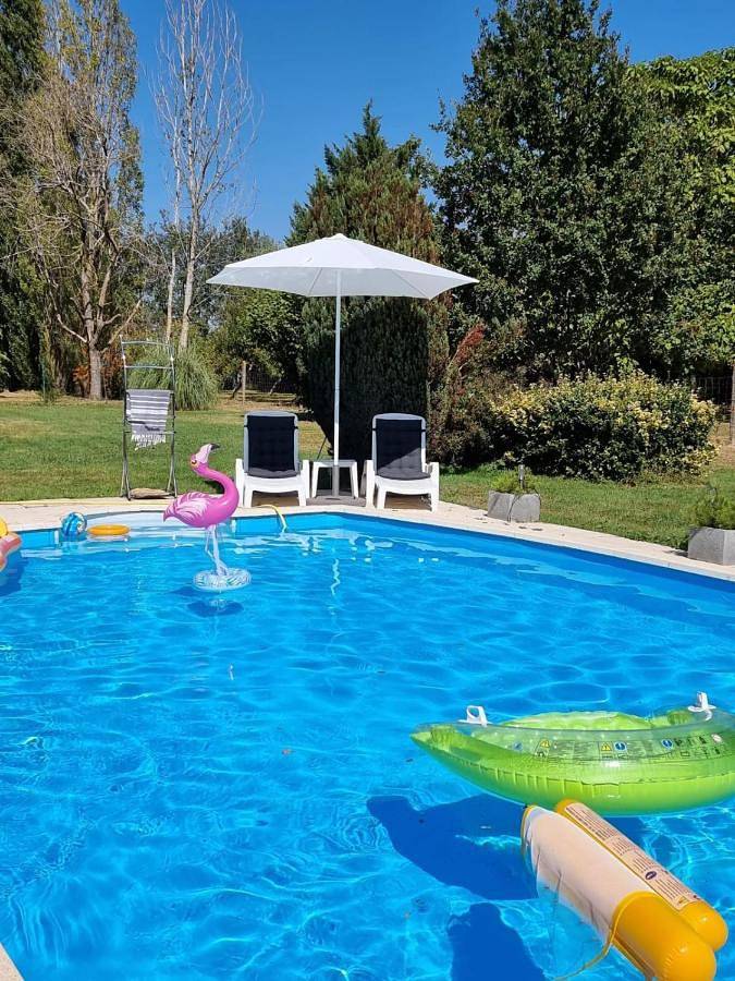 Location de vacances pour 6 personnes, avec piscine ainsi que vue et jardin à Ainay-le-Château