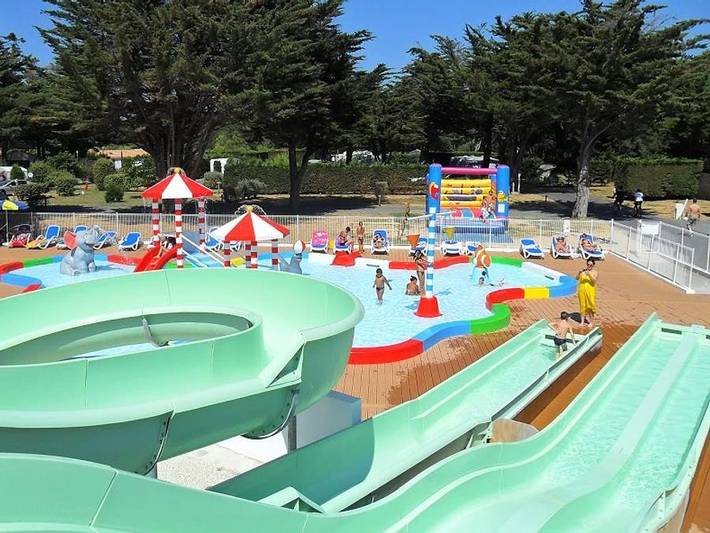 Camping pour 4 personnes, avec bassin pour enfant et sauna à Le Bois-Plage-en-Ré - 4