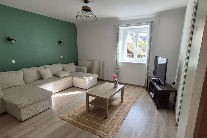 Location de vacances pour 13 personnes, avec jacuzzi ainsi que terrasse et jardin dans le Jura