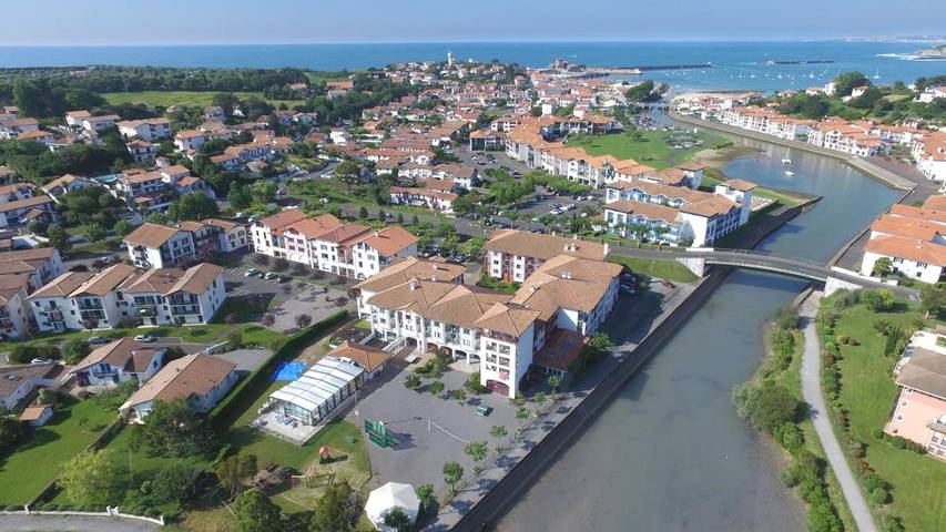 Parc de vacances pour 4 personnes, avec Balcon et Jacuzzi ainsi que Terrasse et Jardin au Pays basque