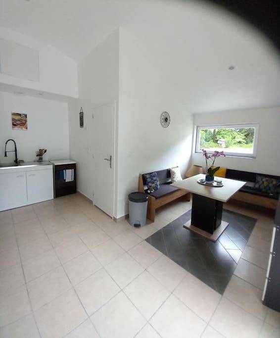 Appartement entier, Two-Bedroom Apartment in Parigné-l'Évêque, Sarthe