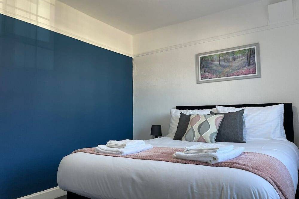 Birch, 7 Large Bedrm, Sleeps 14 in Birmingham, Birmingham e dintorni