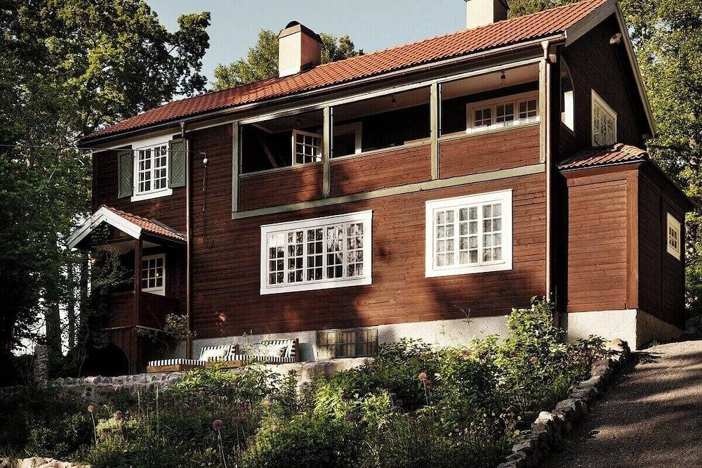 A restored 1911 waterfront estate on Skarpö — 7 bedrooms, private dock, and wood-fired sauna in Vaxholm, Stockholmer Schärengarten