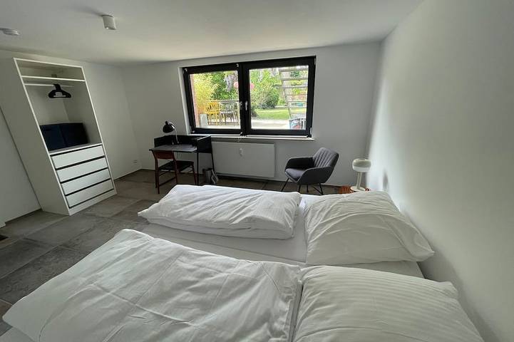 Ganze Wohnung, Ruheoase in Zentrumsnähe: Stilvolle Gartenwohnung, 2 Schlafzimmern, top Öpnv in Eller-Düsseldorf, Düsseldorf