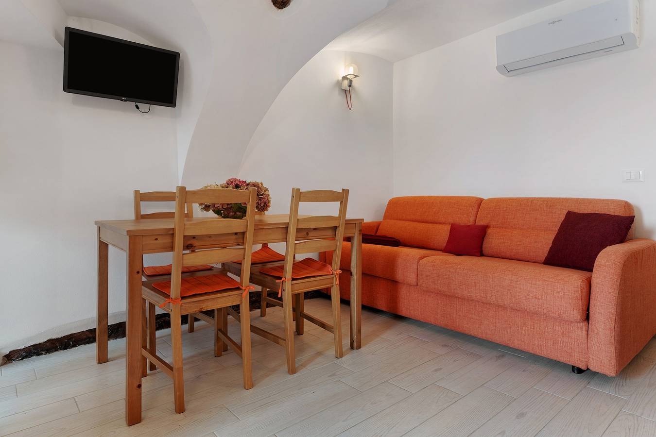 Entire apartment, Apartment 'Logge Dei Paroloti Agnese' with Mountain View, Shared Terrace and Wi-Fi in Dorsino, Brenta group