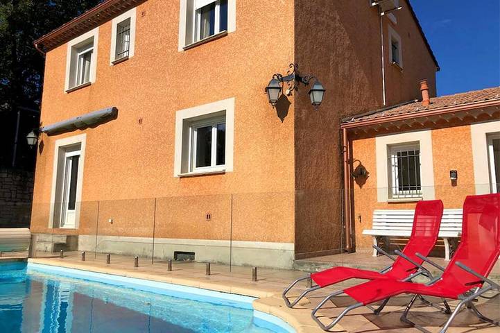 Location de vacances pour 7 personnes, avec Terrasse et Jardin à Mons (Gard)
