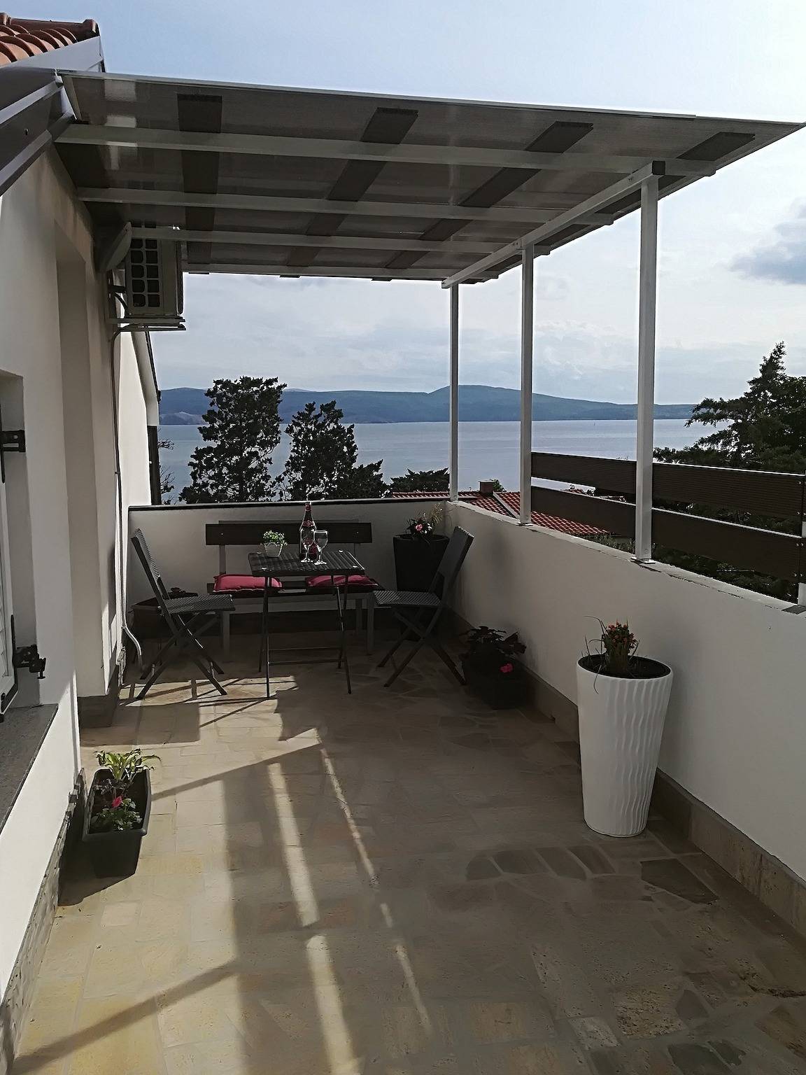 Ganze Wohnung, 1-Zimmer-Ferienwohnung mit Terrasse und Meerblick Novi Vinodolski A-15292-c in Novi Vinodolski, Primorje-Gorski Kotar