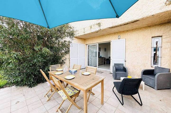 Gîte pour 6 personnes, avec terrasse dans Gare du Club Med Cocody