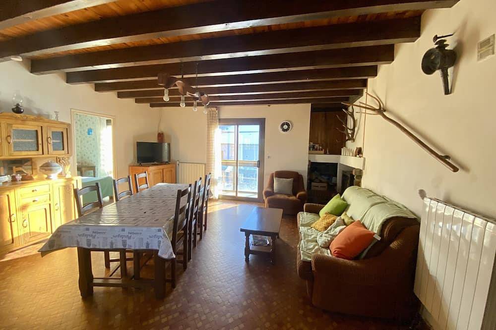 Entire apartment, Central Apartment in Formiguères - 2Br, Sleeps 6, Parking, Fireplace, Near Shops & Ski Shuttle in Formiguères, Parc naturel régional des Pyrénées catalanes