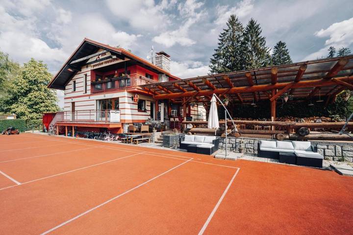 Ferienhaus für 5 Personen, mit Terrasse und Whirlpool sowie Garten und Pool in Schwarzbach