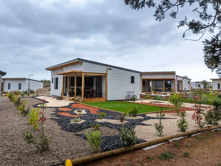 Chalet für 7 Personen, mit Terrasse und Garten sowie Pool - 1