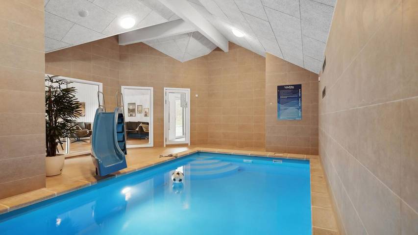 Ferienhaus für 20 Personen, mit Pool und Sauna sowie Garten, mit Haustier