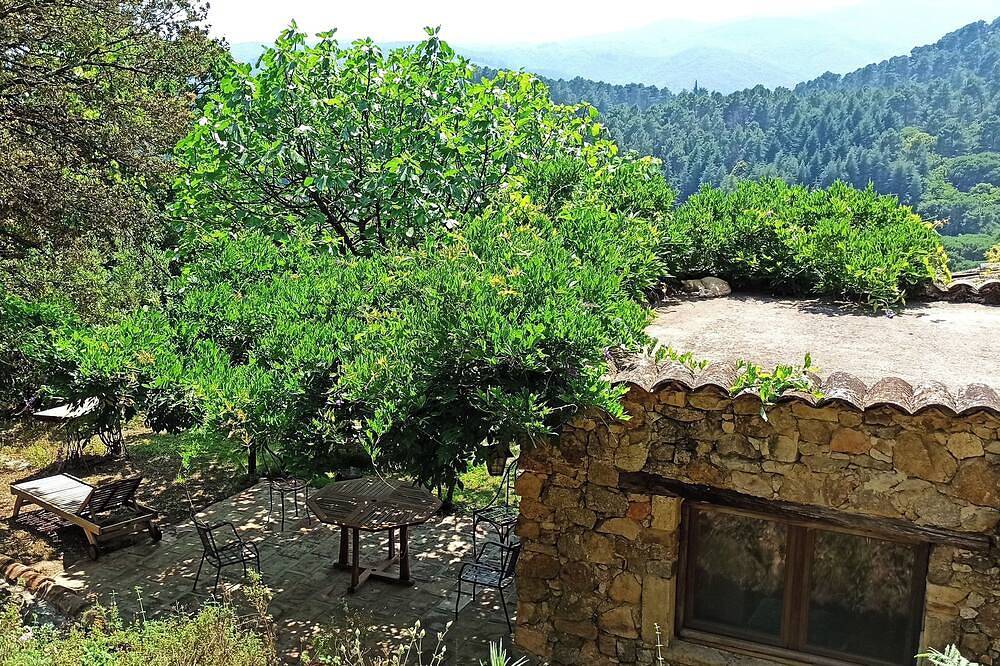 Farmhouse in the heart of nature, close to rivers, hiking trails and attractions... in Sainte-Croix-de-Caderle, Cevennen