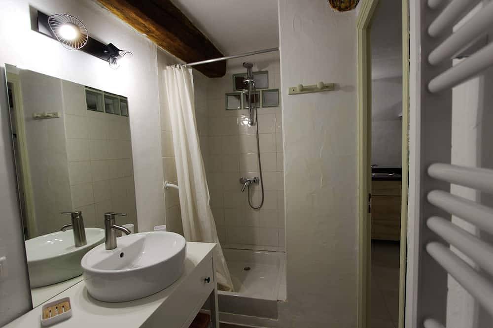 Geheel appartement, Gite Le Petit Luberon classified 3* in magnificent property in village center in Cabrières-d'Avignon, Parc naturel régional du Luberon