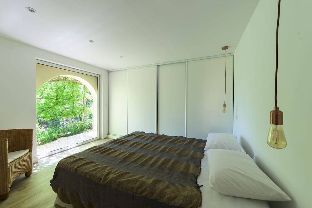 Appartement entier, Dans un écrin de verdure à 2 pas du centre ville pour 2 personnes in Salon-de-Provence, Région d'Aix-en-Provence