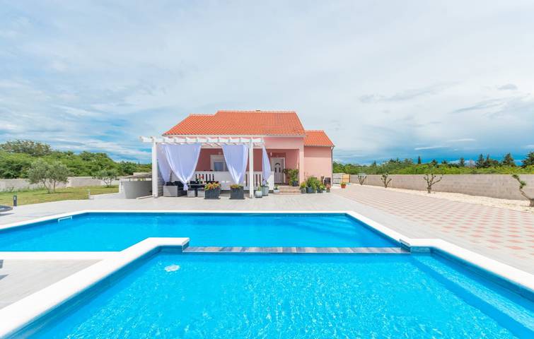 Holiday rental for 8 people, with garden and hot tub in Zadar