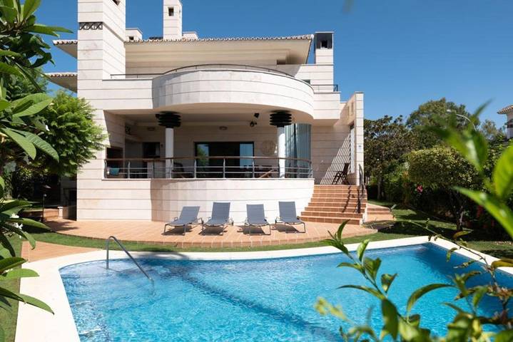 Villa for 12 people, with view and pool as well as garden in Benalmádena