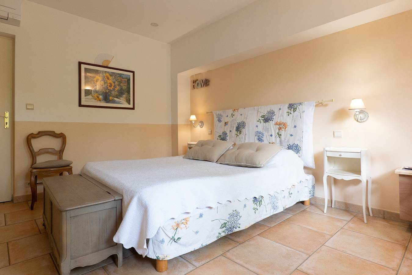 Chambre d’hôtes « Le Mas Du - Chambre Loup » avec vue sur la montagne, terrasse partagée et Wi-Fi in Moustiers-Sainte-Marie, Parc naturel régional du Verdon