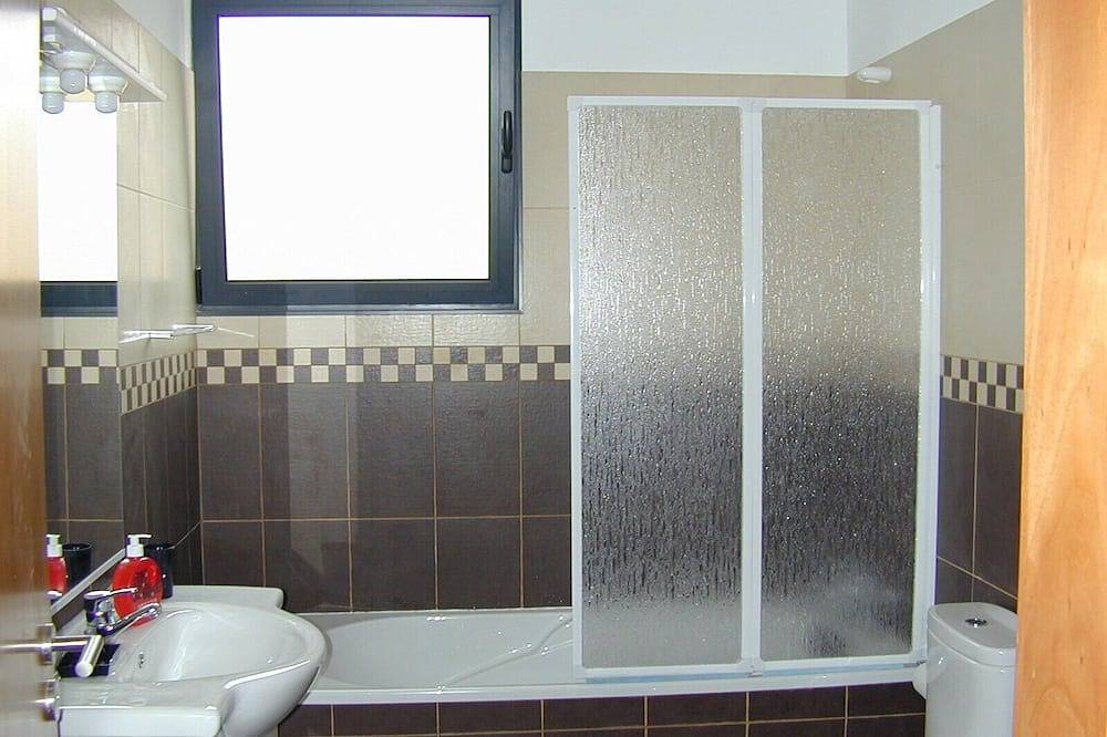 Luxury Villa With Private Heated Pool, Games  Room, 160 degrees sea view, Wifi in Pináculo, Ribeira Brava