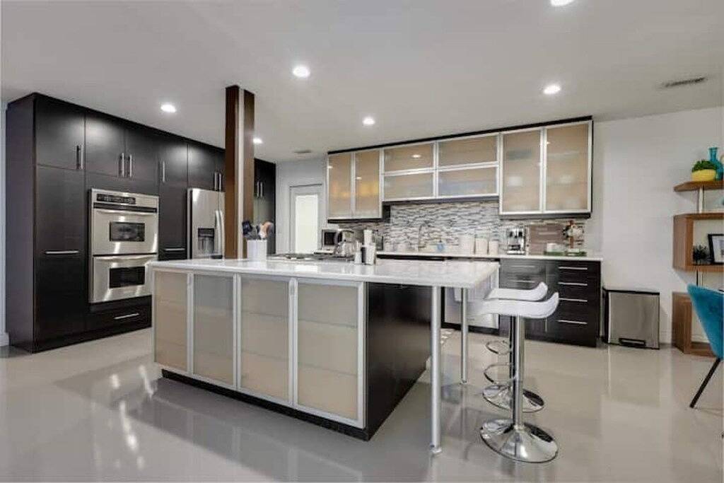 Luxurious Home in Upscale Neighborhood. Ev Charger. Furnished backyard patio. in Gainesville, Alachua County